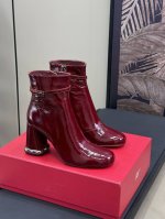 Rviviv' Podium 漆皮短靴 品牌代表作viv’Choc饰扣精巧别致，像一枚戒指点缀在这款高跟鞋的梯形跟上。本款短靴以褶皱质感漆皮制成，圆头设计，侧边