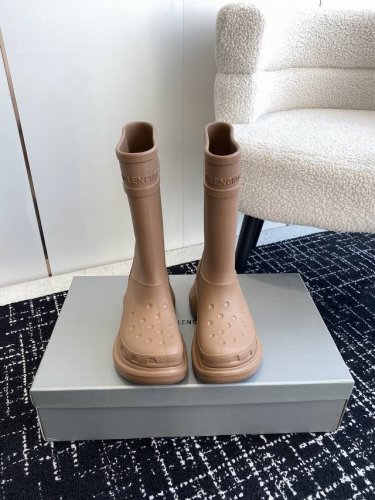 代购级 Balenciaga 巴黎世 家 Vs秋冬新款雨靴系列 新款上架 这款平底在欧美街拍中出境率超高，Ins也是火了一把，调鞋楦都调了一个月 整体线条流畅性