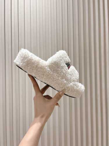 Balenciaga毛毛拖，秋冬潮品巴黎世家毛拖 ！ 最新的徽标刺绣！高级感满满当当！ 欧美名媛 明星 网红girl 大爱款 精致鞋面手工缝纫走线 蓬松柔软 亲