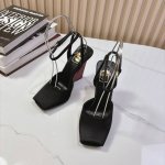 Saint Laurent YSL圣罗兰坡跟鱼嘴凉鞋YSL姐姐的美丽尤物高跟鞋 又是人间圣罗兰 Rose同款的小方头 高跟鞋化很好修饰脚型，奢华金属链 这几年S
