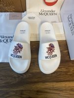元 Alexander mcqueen 。麦昆拖鞋系列：高端品牌 3D制面，升级版大底，更轻便，防滑。市场顶级品质，潮人必备，夏季拖鞋的季节来了，穿起来超级唯美