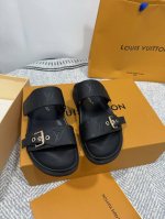 p290 顶级版本 Louis Vuitton/路易威登 情侣款 新款凉鞋 sunset Comfort平底凉鞋以精致拉菲草鞋面道出手工艺格调，搭配韧性Xiao