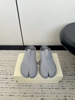 Tabi Footwear 24Ss 春夏 分趾鞋系列 是一个专注于提供高品质鞋履的品牌 其产品线包括多种款式和颜色，如黑色、蓝色和棕色等。 该品牌的产品被认为