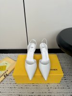 Fendi 24Ss 芬迪系列 双ff 高跟 凉鞋 采用锥形鞋头和金属踝带设计 ，鞋跟饰有金属selleria缝线及金属饰钉 互相呼应 展现出最前卫时尚舒服的设
