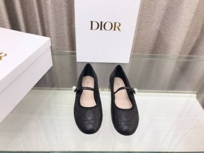 Dior24Ss早春新款珍珠芭蕾舞鞋 这是一款绗缝牛皮革精心制作，饰以藤格纹图案，搭配弹力皮革系带和白色cd树脂珠饰，别具一格。 大底：真皮大底 Size：35