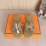 出厂价 Hermes 爱马仕H拖鞋Oran凉鞋系列 时尚又百搭 超级舒服 每个细节都做到极致 原版swift小牛皮 原版1:1独家私模鞋面 原版真皮沿条大底 鞋