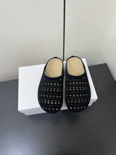 p350The Row 25新款几何镂空包头拖 勃肯拖 极简主义Therow最新款，几何图形镂空包头凉鞋，把清凉做到极致！极致的透气！鞋面非常柔软的牛反绒面料！