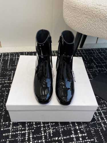 代购级 Celine 赛琳 24Ss秋冬新品 粗跟 短靴 塞琳这一季好看的款式真的是很多 比如这款军靴就很机车风 重点夸夸靴筒设计 完全不挑腿型 上脚秒变大长腿