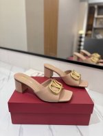 出厂价： VALENTINO华伦天奴 最火爆新品粗跟6.0V扣拖鞋最新logo饰扣 简单百搭款简直是夏天时髦巅峰原版复刻鞋面：漆皮，亚皮大底：意大利真皮大底跟高