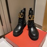 橙子出厂价 Valentino 华伦天奴 秋冬新款 金属v扣系带短靴 马丁靴 小红书秋冬热搜短靴 纯欲穿搭 码数：35-40