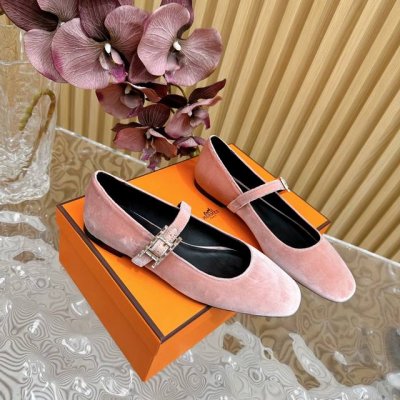 顶级版本hermes 爱马仕24S春夏 经典h扣玛丽珍鞋系列 经典复古高级感单品 好穿又好搭配 上脚秀气！ 鞋面采用进口小牛皮 内里踮脚混种羊皮 意大利进口牛皮