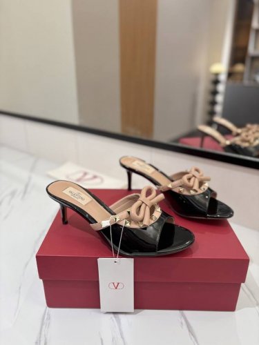 出厂价： VALENTINO 华伦ROCKSTUD铆钉蝴蝶结高跟凉鞋，又一完美的设计尤其是蝴蝶结完全1：1完美复刻 皮蝴蝶结 也是点睛之笔，上脚尽显优雅气质♀♀