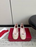 Roger Vivier 24Ss春夏新款圆头 平底单鞋 专柜新款单鞋系列上新 气质优雅小清新的一款，最新版型上脚奢华精致，高级感满满，通勤风名媛风都妥妥驾驭
