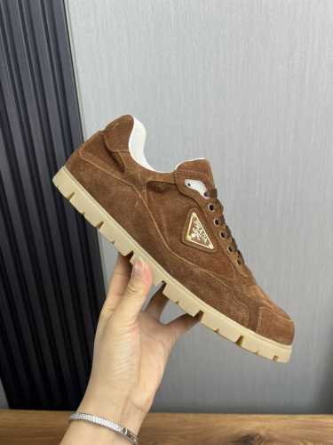 出厂价： Prada 普拉达 鞋面：进口牛京 内里：牛皮内里+牛皮垫脚 大底：超轻tpr橡胶; 成型大底 码数：38-44 45订做