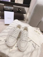 Dior家 one系列 小白鞋原版购入开发，采用原版白色牛皮革热压印花技术，立体感满满。 定制透气内里 舒适百搭 双色tpu大底，跟随原版。面料: 原版定制头层
