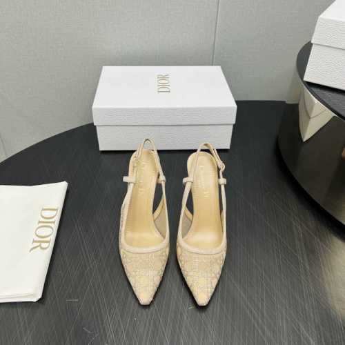 出厂： 独家顶级版本 Dior*迪奥 2024vs秋冬新款单鞋系列 尖头烫钻单鞋 原版购入开发 ！完美还原这款鞋的楦形细节鞋面进口牛漆皮 内里垫脚细腻小羊皮，看