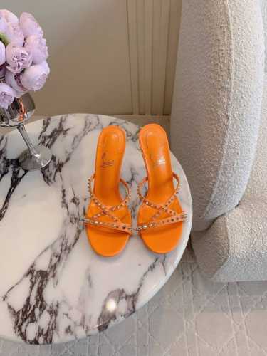 出厂价 Christian Loubouti* 新款铆钉红底高跟拖鞋 野性与性感之美 流畅的曲线勾勒曼妙风情 尽显性感风姿 万年经典款 鞋面羊皮原版铆钉 内里垫
