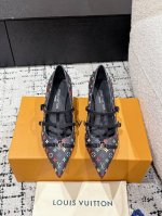 顶级版本 Louis Vuitton 路易威登 25 春夏尖头高跟鞋 鹰嘴小尖头搭配镂空皮条小方扣可调节松紧， Lv五金 “Logo”饰以点缀，细节质感特别的高