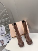 顶级版本miumiu秋冬限量走秀款长筒靴！ 今年最值得入手的靴子 没有之一！易梦玲同款超多网红明星上脚 Miumiu今年秋冬确实泰酷辣 秋冬限定款 专柜非常难买
