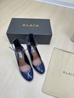 时尚细跟 盘带单鞋 Alaia 拖鞋来自巴黎 一见倾心 蓝色 小牛漆皮 高级 经典 阿莱娅还有另外性感的一面 配上不同款式，不同风格都能轻松驾驭，无论牛仔裤，西