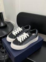 橙子出厂价 Dior 迪奥 B33运动鞋 低帮休闲板鞋 情侣款 男女同款 这款是2024Ss秋季新品，全新演绎经典的网球鞋，时尚廓形突显厚重质感。采用白色光滑牛