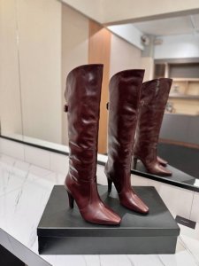 出厂价： Saint Laurent 圣罗兰 Ysl高跟长筒靴。经典秋冬款大长靴，上脚很好的修饰脚型，搭配高跟秒变大长腿。 鞋面：18寸进口牛皮 内里 垫脚：进