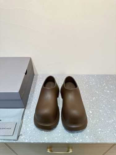 Balenciaga 24Ss 秋冬季 新款 一脚蹬 大头鞋 顶级版本原版开发 极致轻量化！众多国内外一线潮流明星上脚加持！ 时髦又兼具舒适感，上脚还很显白！夏