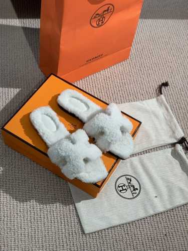 2024新色，羊羔毛。全新改版 Hermès 包装升级，版型做工材料升级。 Hermes市场最高版本纯手工鞋 顶级产品爱马仕拖鞋 2024早秋新款原版一样， 师