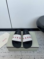 Marni 夏季新款 情侣鞋 凉拖鞋 夏天该有的气息 一字拖必备单品清单！ 百搭款谁穿谁美，夏日最耀眼超完美的细节 绝不辜负你们的期待！ 鞋面：编织面料 跟高：