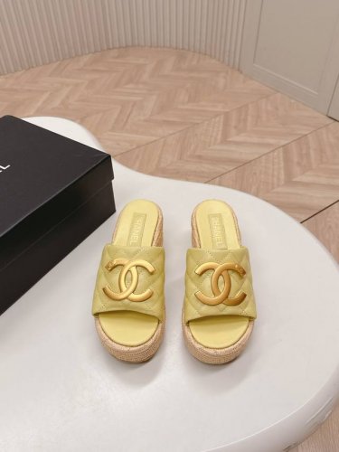 出厂 CHANEL 香奈儿 2025新款凉鞋拖鞋系列 经典系列 每个款式都很赞 菱格松糕底凉鞋拖鞋 优雅高贵 舒适百搭鞋面：羊皮垫脚：羊皮鞋底：橡胶大底码数:3