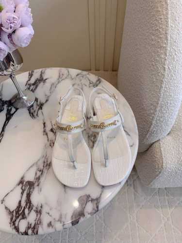 出厂价 Christian Loubouti*新款鳄鱼纹粗跟凉鞋 简约百搭款 好穿不累脚 鞋面牛皮 内里垫脚羊皮 意大利真皮大底 跟高3.5cm 尺码35-39