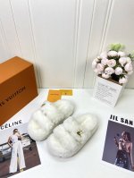 工厂 Lv 最新版面new Arrival ～毛毛鞋半拖毛拖 Winterbreak Comfert 平底拖鞋 Lv 金属字母扣 室内外穿着皆宜。纯羊羔毛材质，