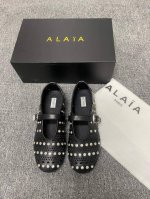 Alaia 走秀款平底芭蕾舞平底单鞋！ 甜酷芭蕾风，人气超高的一款芭蕾舞鞋，浪漫又迷人舒适百搭。 原版订制牛皮施华钻 面料， 羊皮内里，私模橡胶防滑大底， 码数