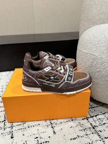顶级版本 情侣款LV 路易威登L家 Trainer 24 新款 魔术贴 休闲 运动鞋 滑板鞋 LV Trainer 运动鞋的灵感源自复古篮球鞋，代表 Virgi