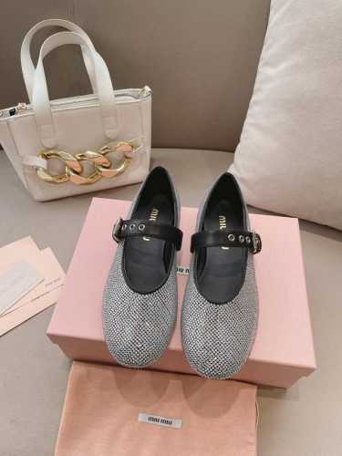 皮面 、钻面Miumiu*缪缪 24春夏大热走秀款 全球最火平底鞋 出现在各大时装杂志封面 各路明星、小红书博主着用～全新复古上脚尤为惊艳到你的一款闭眼入都是不