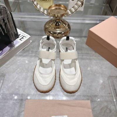 出厂 缪缪25饼干鞋 阿甘鞋休闲鞋运动鞋 春夏新款 最近爆款前卫大胆的设计 Miu风格融于此款厚底帆布运动鞋的简约线条 别致徽标饰于鞋舌与背后，点缀复古 厚底设