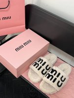 橙子出厂价 Miumiu 缪缪 秋冬新款毛毛拖鞋 可甜可盐的喵喵女孩 质感的毛毛给这款增添不少少女心。 原版 1：1开发，各大明星 网红的热爱款 ， 原版开模水