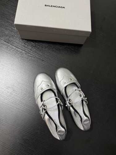 p： Balenciag* 新品 甜酷个性 金属扣饰与精致剪裁 巧妙点缀 打破常规 释放个性 复古中透着不羁 每一步都踏出巴黎街头的时髦态度 轻松成为时尚焦点