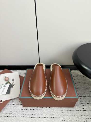 限男款 Loro Piana 24Ss 秋季爆款凉鞋 复古半拖凉鞋 一手创立现有的loro Piana公司。家族经营至今已是第六代 为讲求品味及对质量有要求的顾