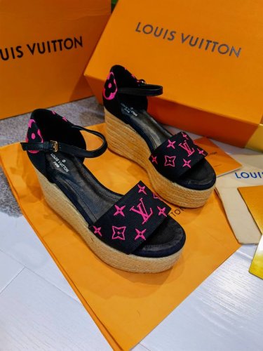 春夏 Lv 路易威登 女士鞋履本款 Starboard 坡跟凉鞋为 Monogram 图案刺绣渲染夏日色彩，搭配沉稳的麻绳编织坡跟。跟高9.5Cm. 水台 4.