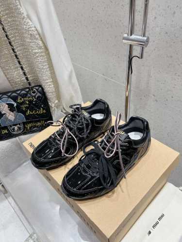网布 全皮Miumiu 缪缪 Miu Miu X New Balance联名款运动鞋早春发售前先近赏同样是在十月的巴黎时装周，又被眼尖的粉丝们看见了Miu Mi