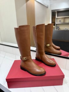 Valentino Garavanivl -V专柜最新款骑士战靴外侧v扣锁版面设计-内侧拉链开合 顶级版本绝对史上最强货 舒适好穿楦型与专柜一致，优雅气质、 面