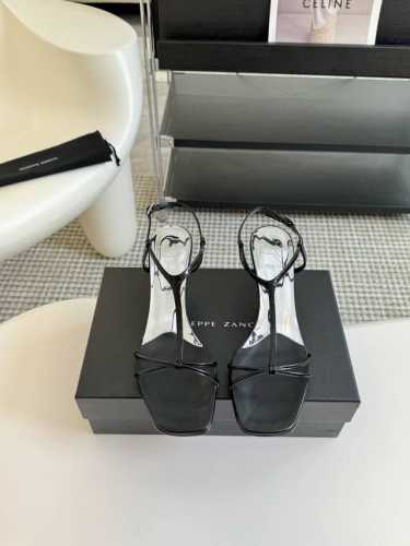 Giusseppe Zanotti 春夏坡跟高跟凉鞋6.5Cm 意大利超小众品牌，这个系列的拖鞋穿上去，真的有点小仙女的感觉！上脚自带滤镜效果，后跟上百颗超闪水