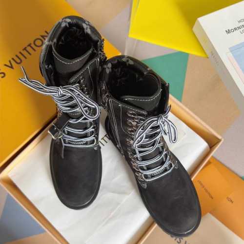 顶级版本：女款 Lv X Timberland 添柏岚 联名款 老花 大黄靴 及踝靴 短靴 Lv X Timberland 及踝靴取材 Monogram 压纹防