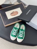 配白色飞机盒Chanel 25C隐藏款休闲小白鞋！Vintage感满满，中古复刻款get啦～小白鞋适配春夏，黑白拼接就很Chanel。配合袜子就很复古学院的感觉