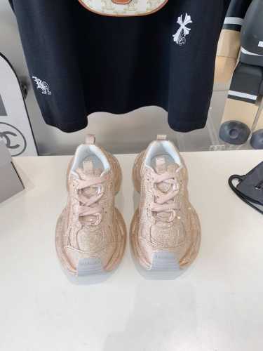 出厂价满钻 Balenciaga 巴黎世家镶钻情侣款休闲运动鞋 推出探索时尚界对于原创与挪用的概念、以全新系列致敬传承与经典，以标志性 Balenciaga 廓
