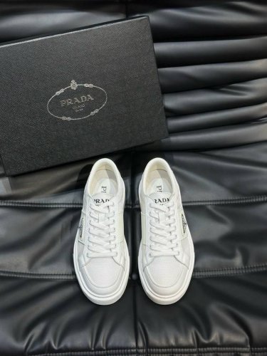 prad*普拉达新款漆皮网布运动休闲男鞋出货，采用开边珠牛皮拼接客供专属网布鞋面，搭配条纹防滑橡胶大底，后跟饰有专属logo，鞋身多角度诠释prada字母品牌徽