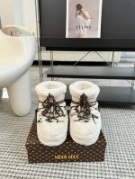 Moon Boot 圣诞限定 秋冬系列 胖呼呼 雪地靴 如果你难以接受ugg的复兴 那现在有一款更另类的雪地靴又杀回来了 那就是moon Boot月亮靴 在千禧
