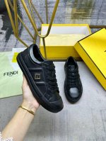 最新火爆款 Fendi Domino系带低帮鞋-全新必备款型！轻松、舒适、时尚且百搭。白色牛皮面料侧面缀以银色饰面金属Ff扣件，羊皮内里，原版开模大底鞋头饰有凸