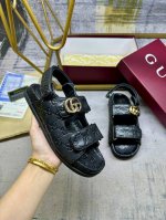 gucci最新爆款凉鞋，这款个性十足的鞋履以优质Gg牛皮料匠心打造，集品牌典藏设计与现代优雅格调于一体。缀饰标志性双G五金配件，魔术贴条带调节，码数35-41码